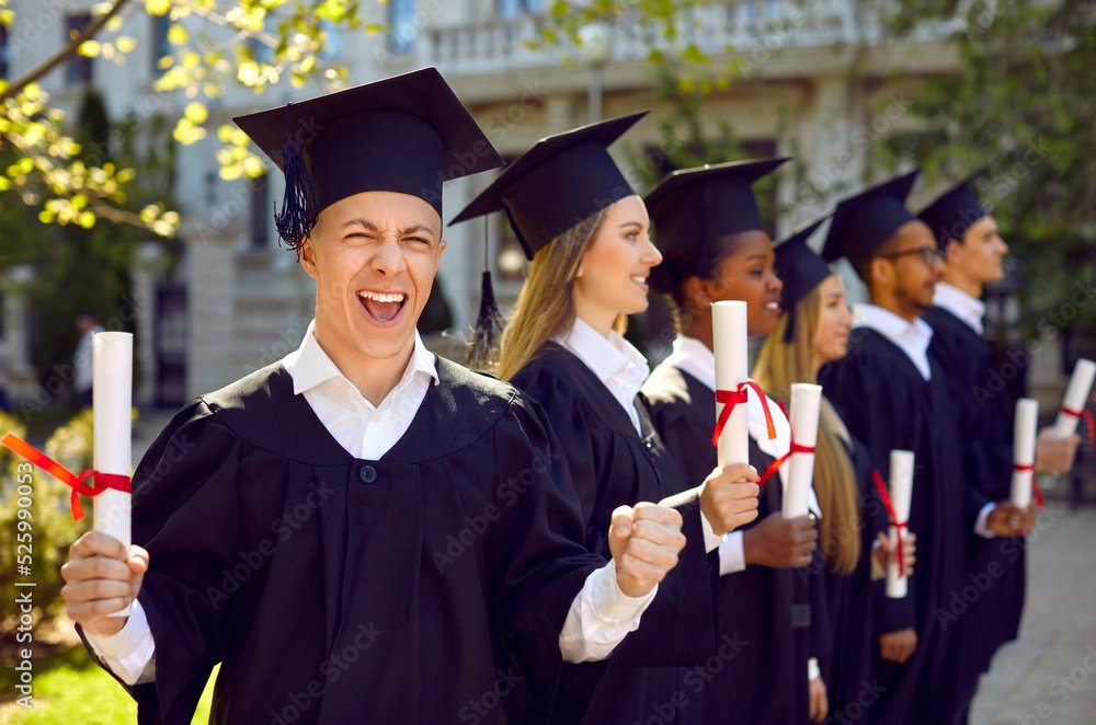 Mitä tarkoittaa magna cum laude approbatur