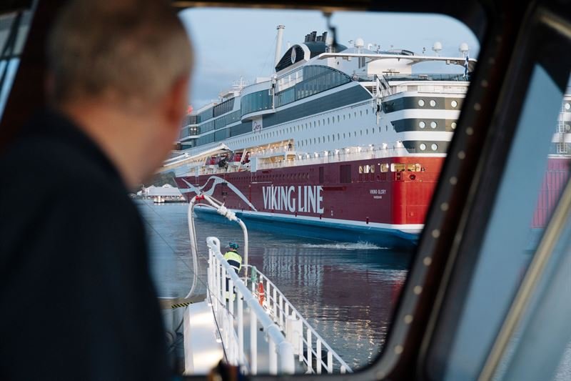 kuva viking linesta ja matkustajista laivalla